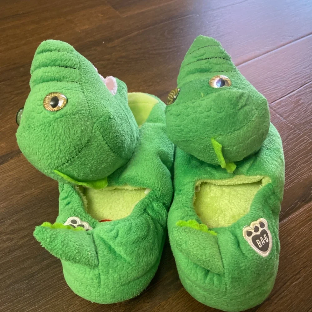BUILD A BEAR DINOSAUR DRAGONS SLIPPERS HOUSE SLIPPERS SZ 13/1 STUFFIES